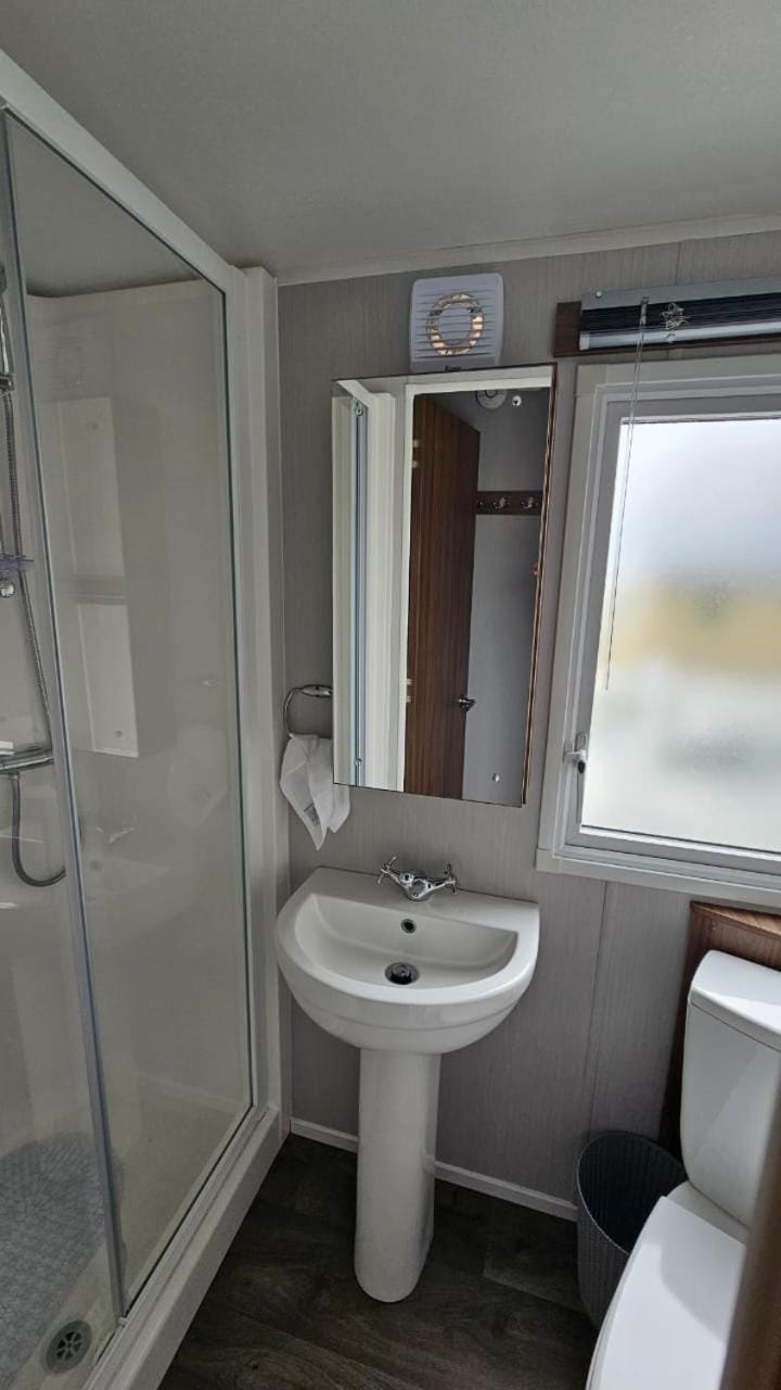 Kent Coast Haven sleeps 6 to 8 Apartment in Allhallows