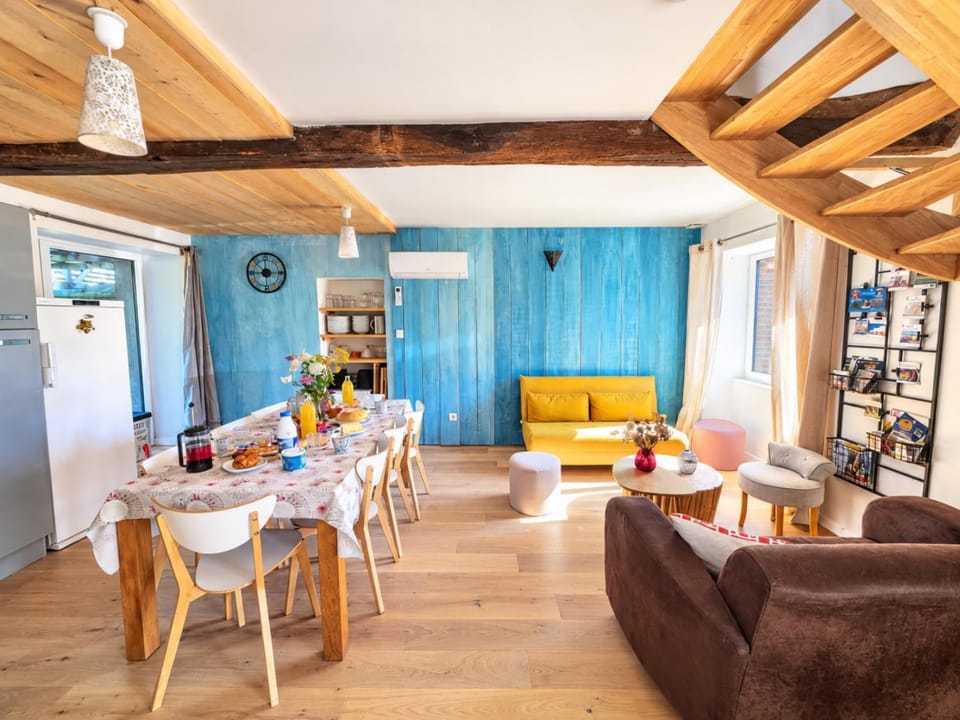 Living room, Dining area, air conditioner