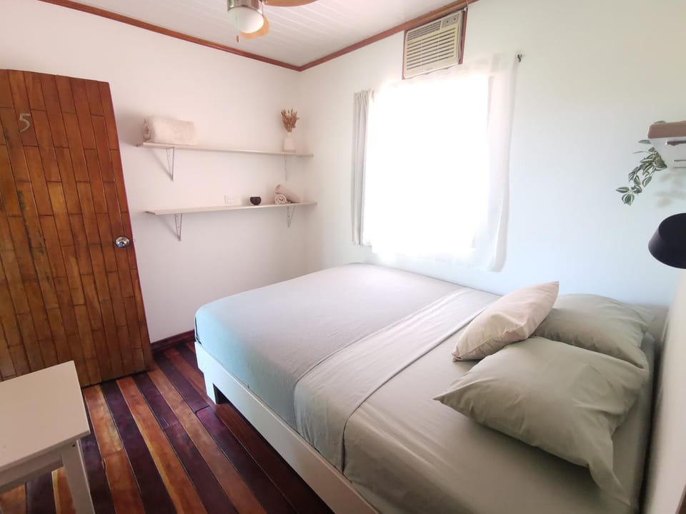 Bed, Photo of the whole room, Bedroom, air conditioner