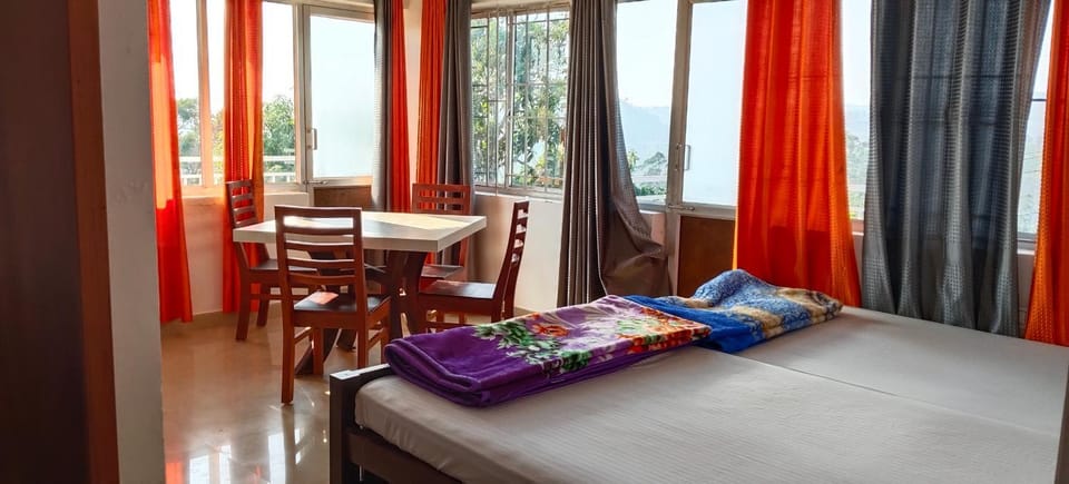 Bed, Living room, Photo of the whole room, Seating area, Dining area, Bedroom