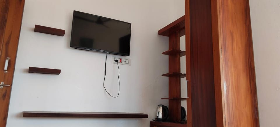 Communal lounge/ TV room, TV and multimedia, wardrobe