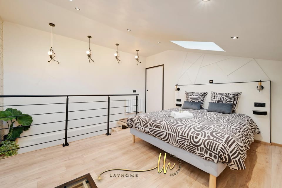 Photo of the whole room, Bedroom