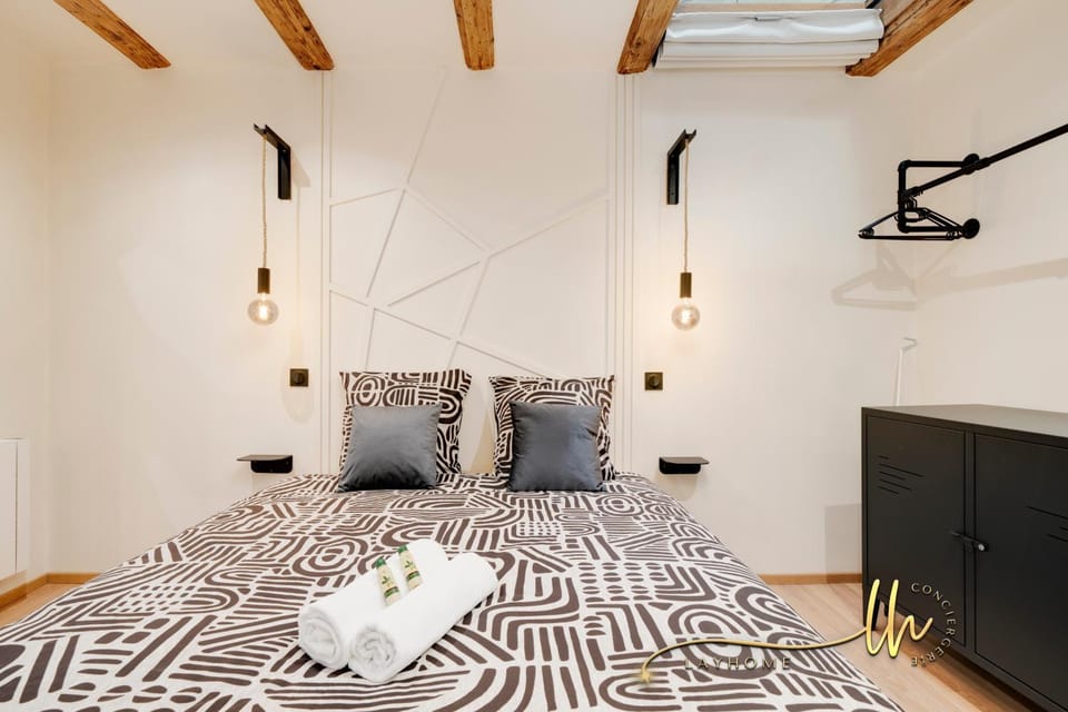 Photo of the whole room, Bedroom