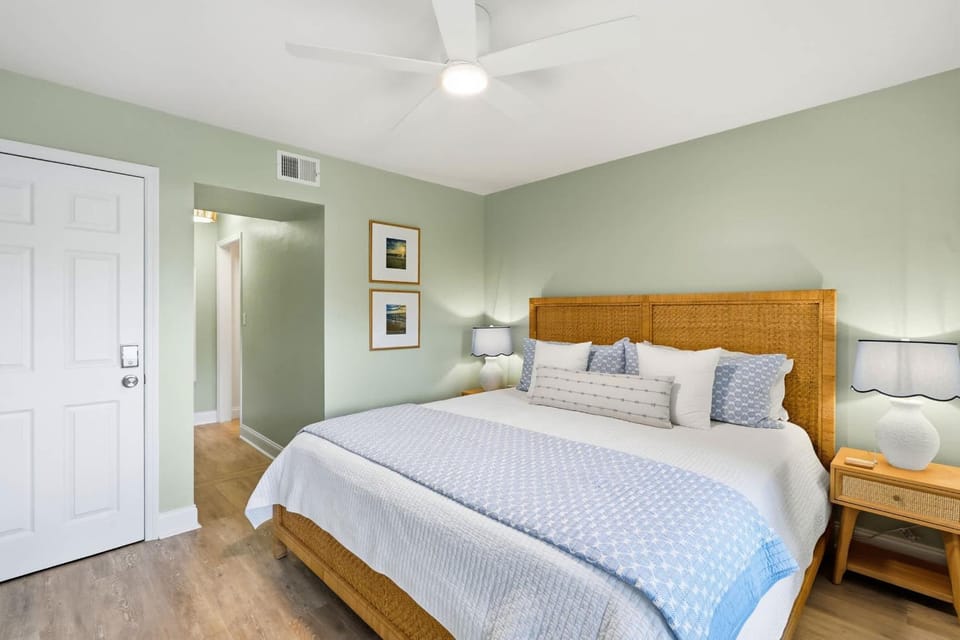 Corner Unit With Lake and Fountain Views House in Naples