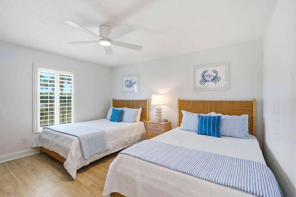 Corner Unit With Lake and Fountain Views House in Naples
