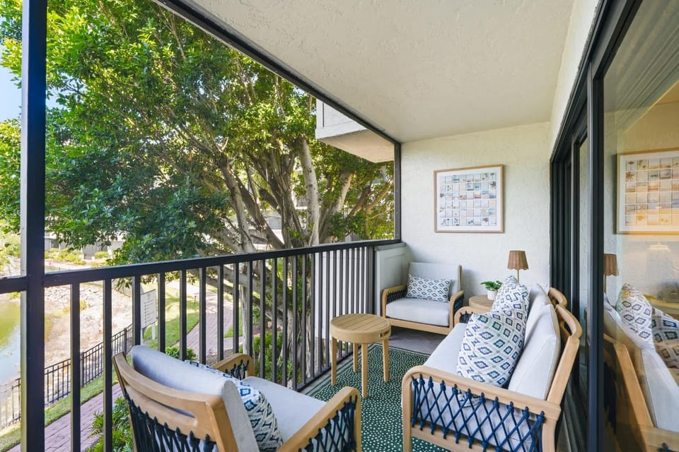 Corner Unit With Lake and Fountain Views House in Naples