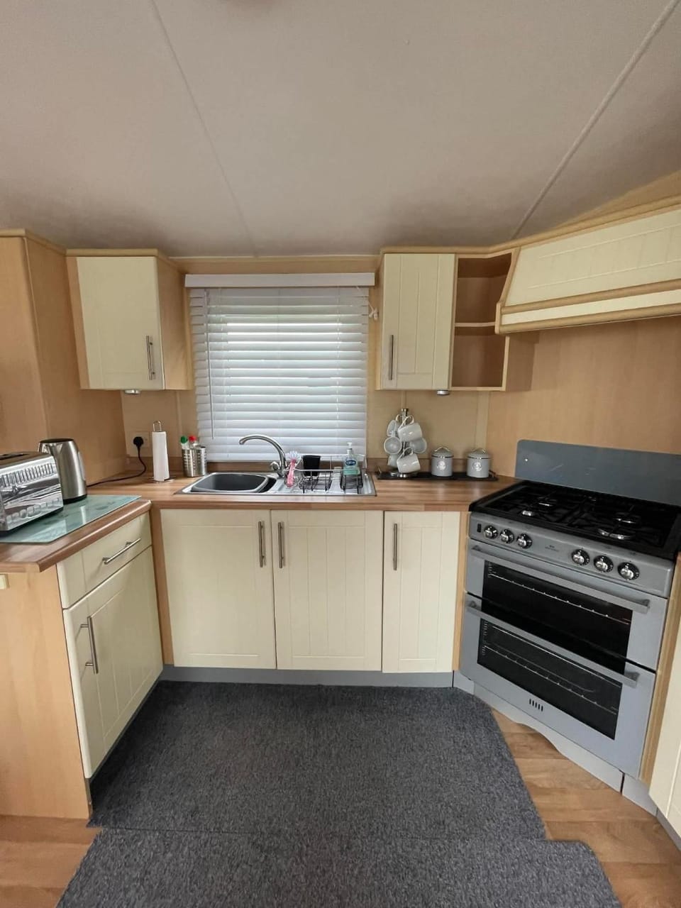 The Perfect Escape 2 Bedroom Static Caravan Pet Friendly House in Tirymynach