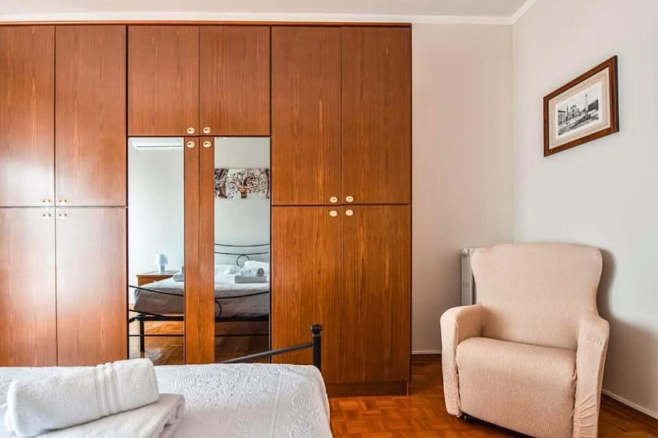 Photo of the whole room, Bedroom, wardrobe