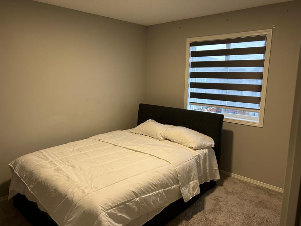 Bedroom SW Edmonton HWY 2 near YEG Bed and Breakfast in Edmonton