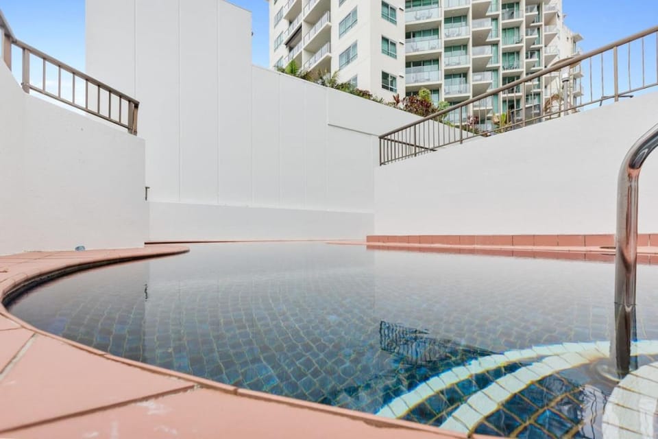 Property building, Day, Swimming pool