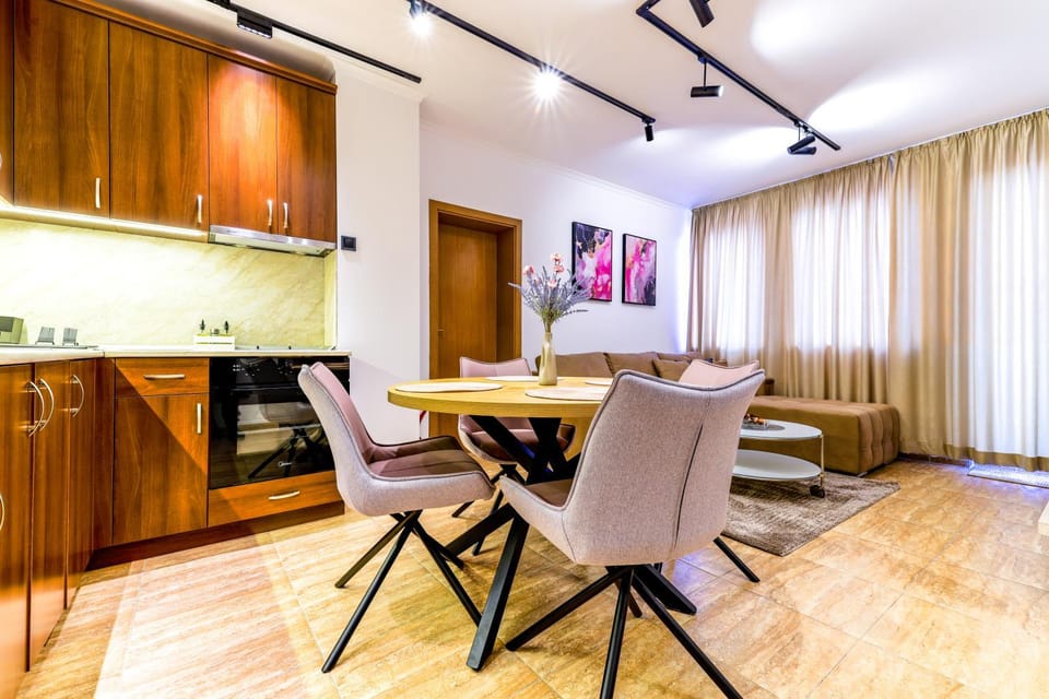 Kitchen or kitchenette, Living room, Seating area, Dining area, oven, stove