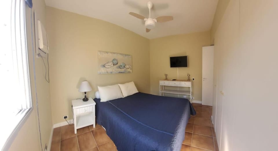 Bed, TV and multimedia, Bedroom