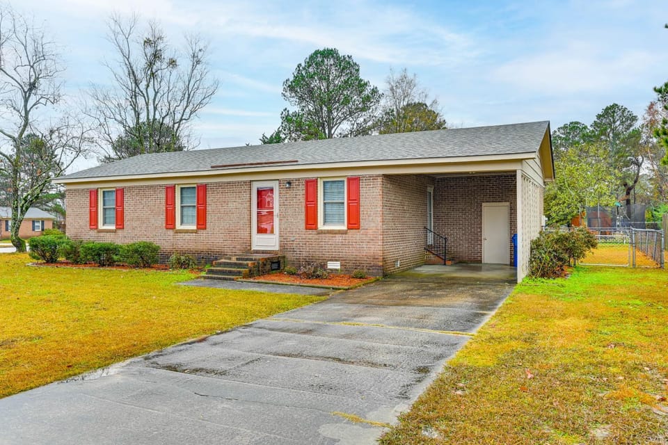 Deck & Fenced Yard: Family Home in Winterville House in Greenville