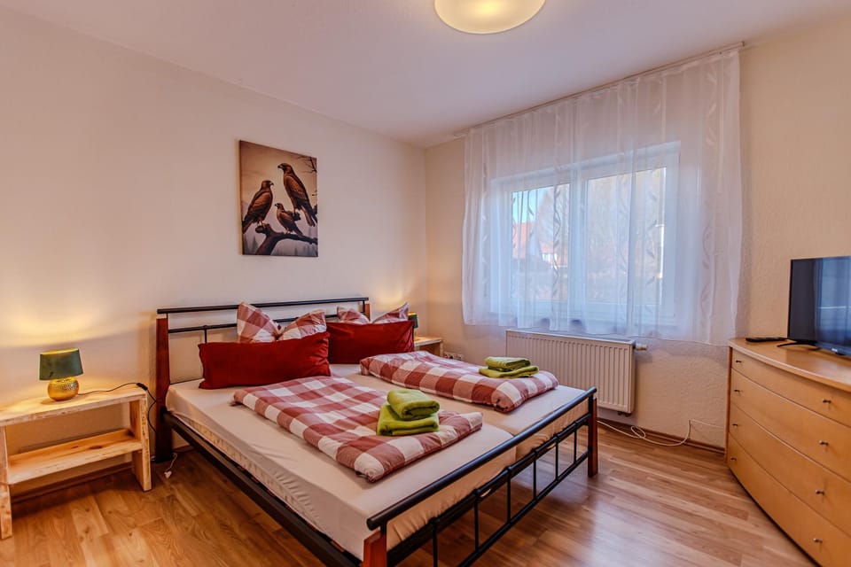 Bed, TV and multimedia, Photo of the whole room, Bedroom