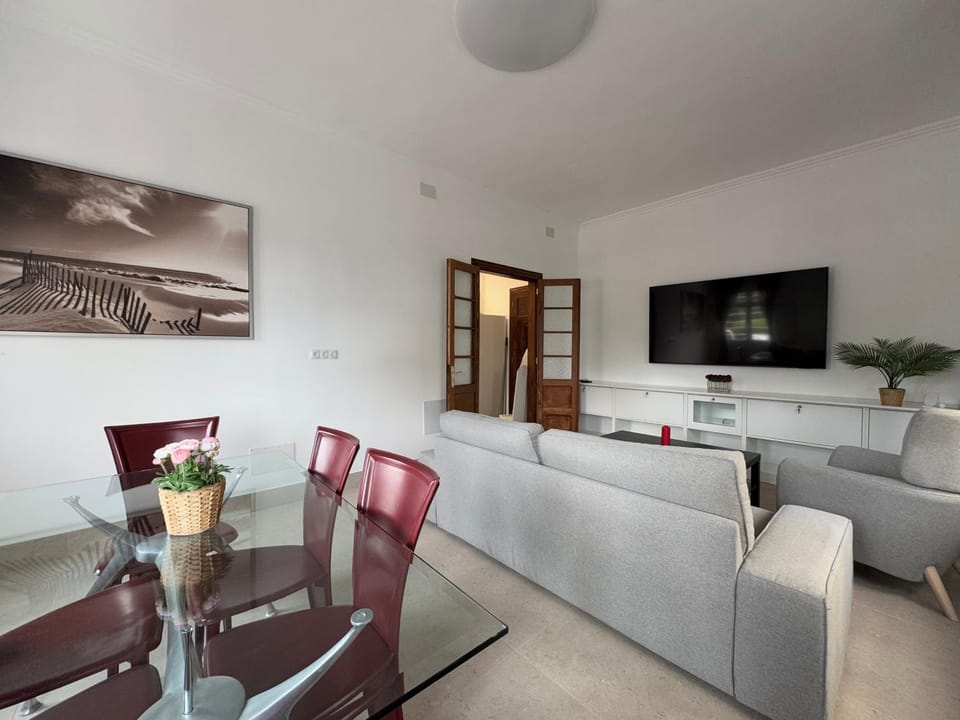 Communal lounge/ TV room, TV and multimedia, Living room, Dining area