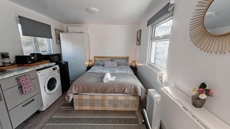 Cozy studio with Netflix & chill & Parking House in Enfield