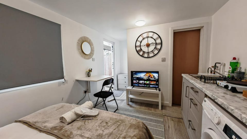 Cozy studio with Netflix & chill & Parking House in Enfield