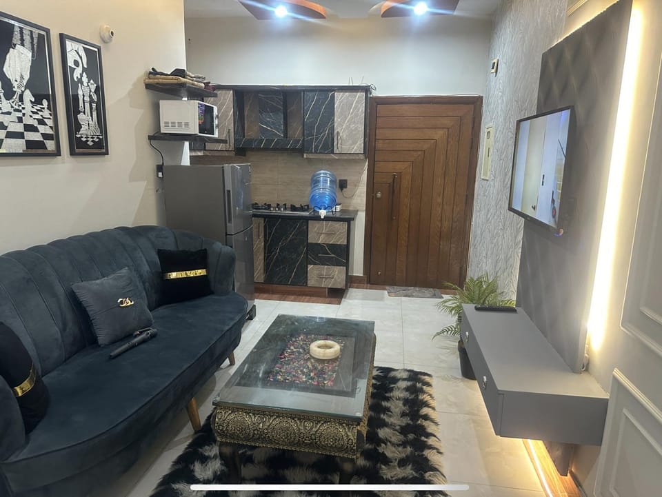 TV and multimedia, Kitchen or kitchenette, Living room, Seating area, oven, stove