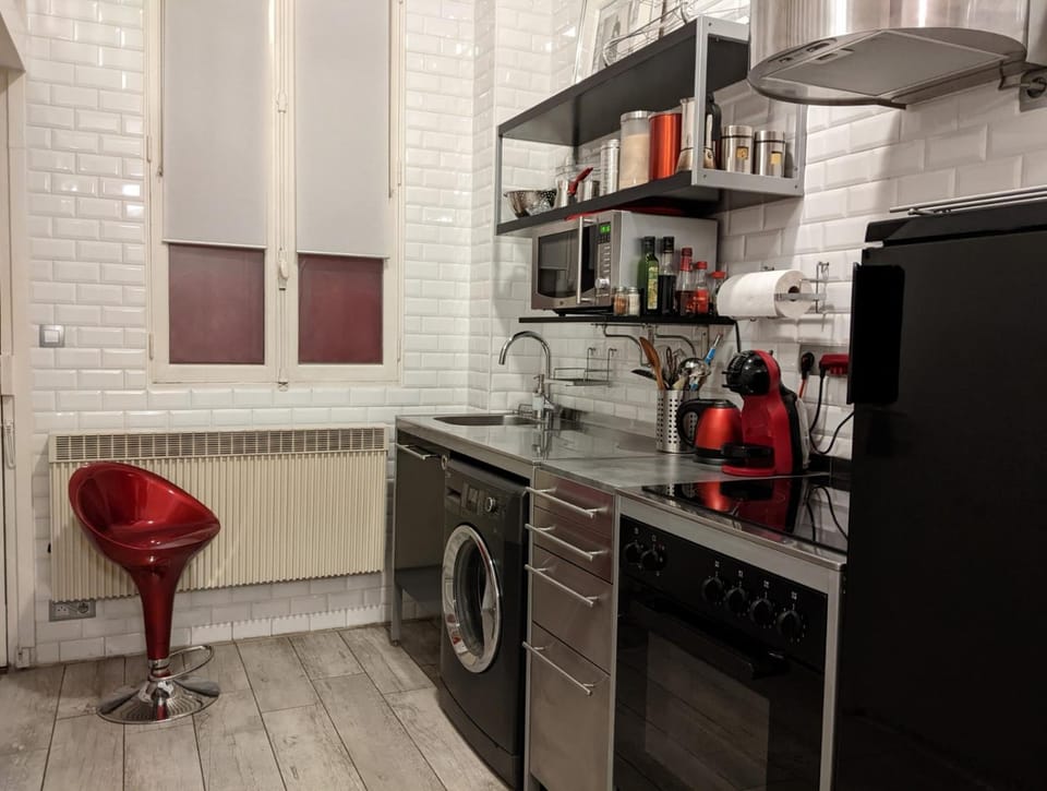 Coffee/tea facilities, Kitchen or kitchenette, microwave, oven, stove, toaster, washing machine