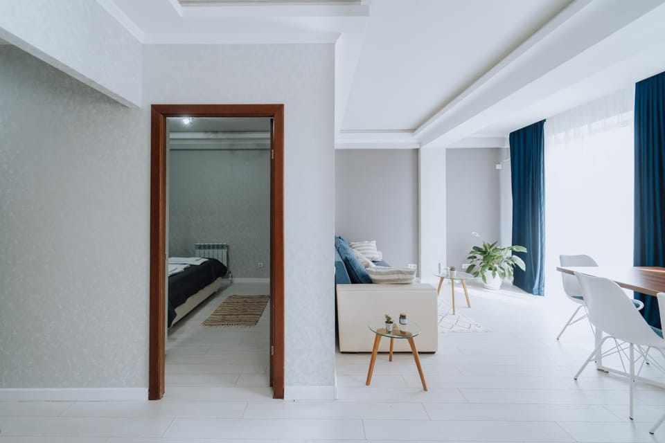 Bed, Living room, Seating area, Dining area, Bedroom