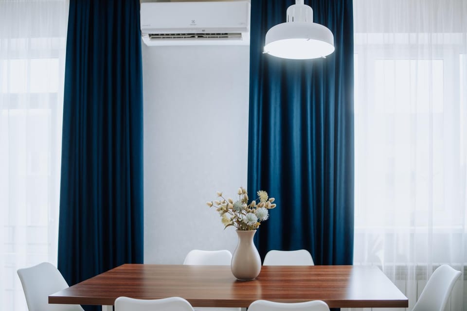 Living room, Seating area, Dining area, air conditioner
