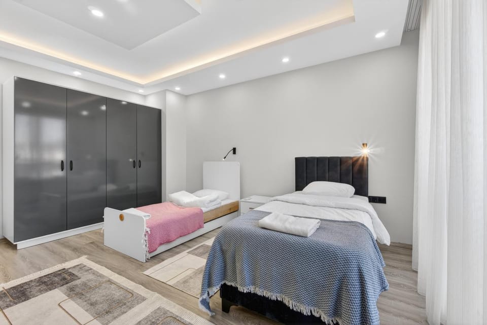 Bed, Bedroom, towels