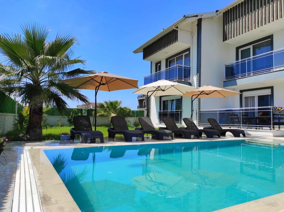 Property building, Patio, Day, Pool view, Swimming pool, sunbed