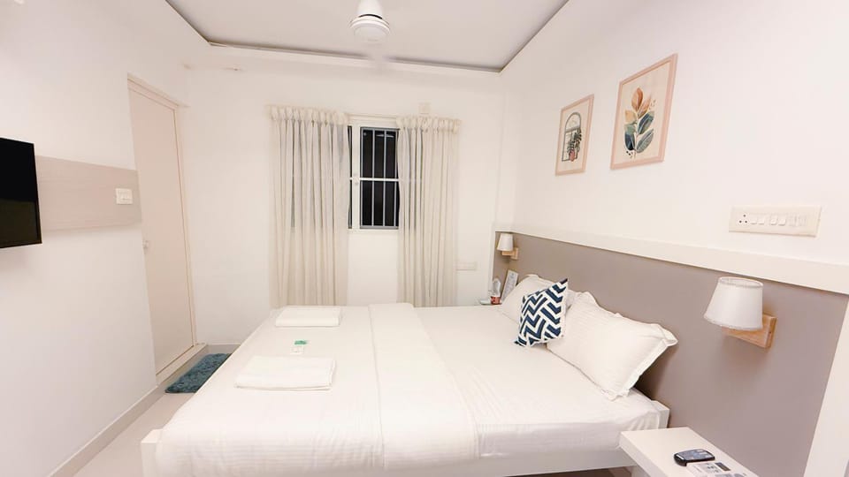 Bed, TV and multimedia, Photo of the whole room, Bedroom