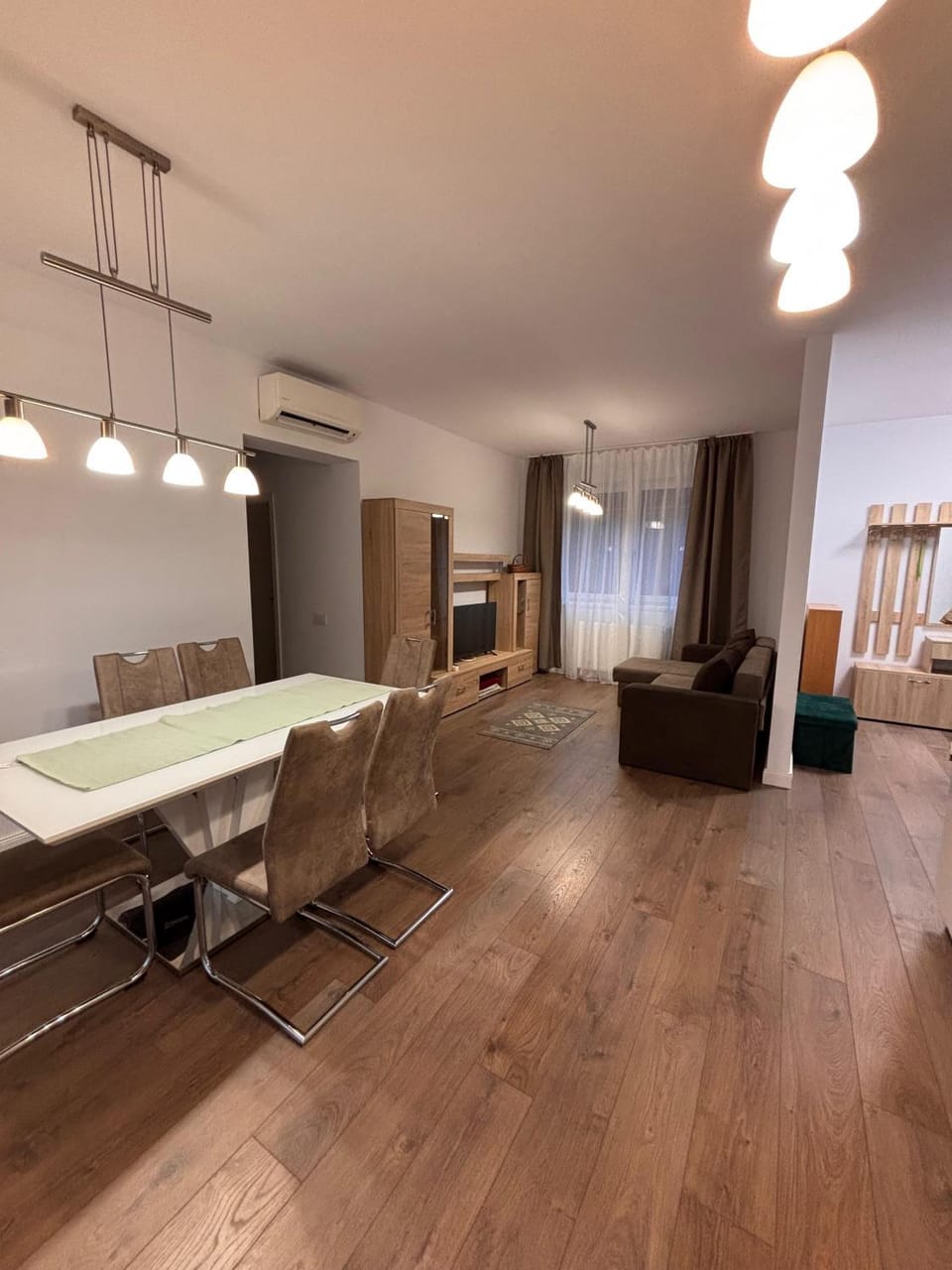 Seating area, Dining area