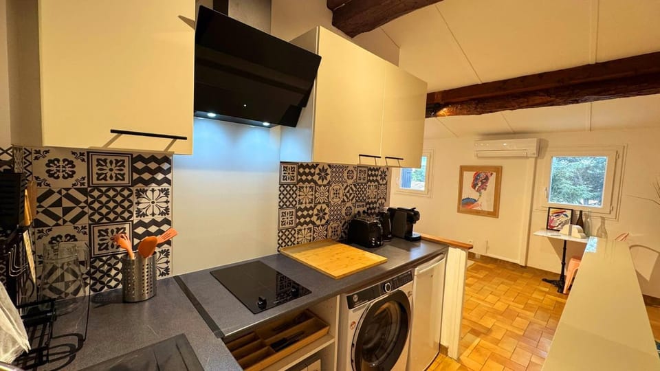 Kitchen or kitchenette, Dining area, air conditioner