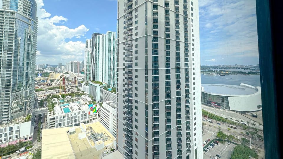 Stylish One Bedroom in the heart of vibrant Downtown- Daily resort fee and parking not included House in Miami