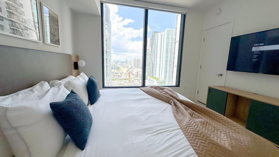 Stylish One Bedroom in the heart of vibrant Downtown- Daily resort fee and parking not included House in Miami