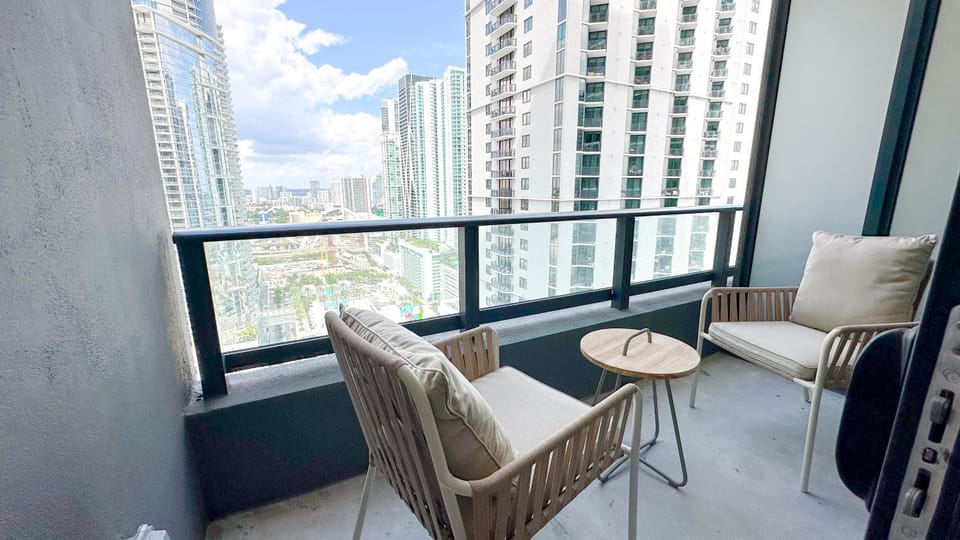 Stylish One Bedroom in the heart of vibrant Downtown- Daily resort fee and parking not included House in Miami