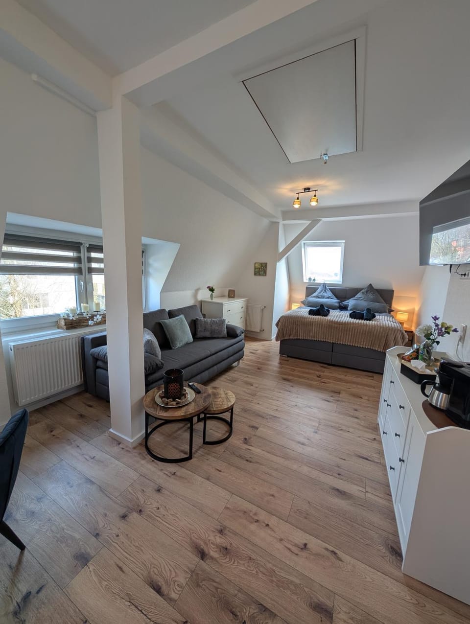 Bed, Seating area, Bedroom