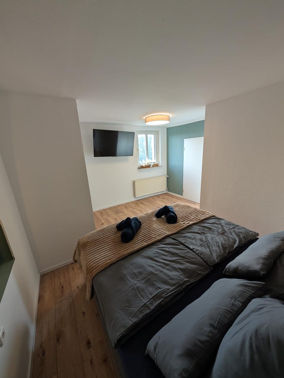 Bed, TV and multimedia, Photo of the whole room, Bedroom