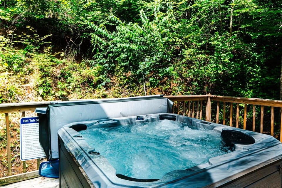 Smoky Mountain Chalet with Hot Tub- Theater- Pool Table- Pet Friendly Chalet in Gatlinburg