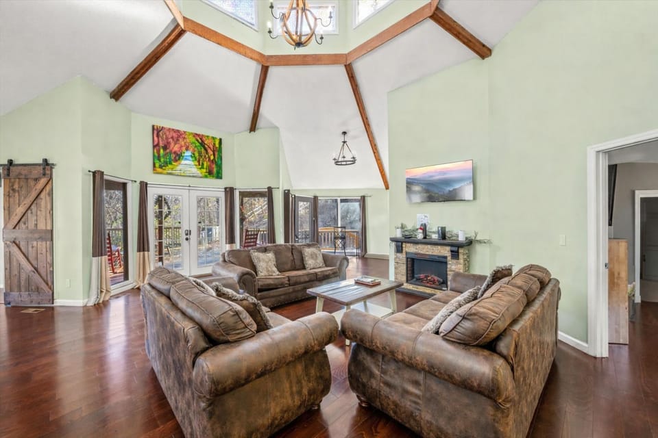 Smoky Mountain Chalet with Hot Tub- Theater- Pool Table- Pet Friendly Chalet in Gatlinburg