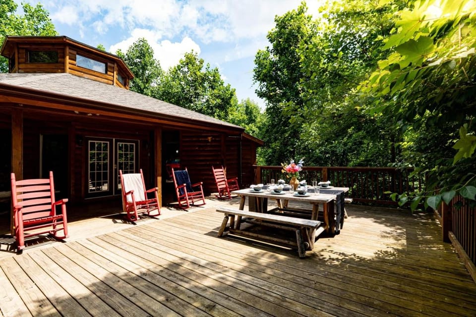 Smoky Mountain Chalet with Hot Tub- Theater- Pool Table- Pet Friendly Chalet in Gatlinburg