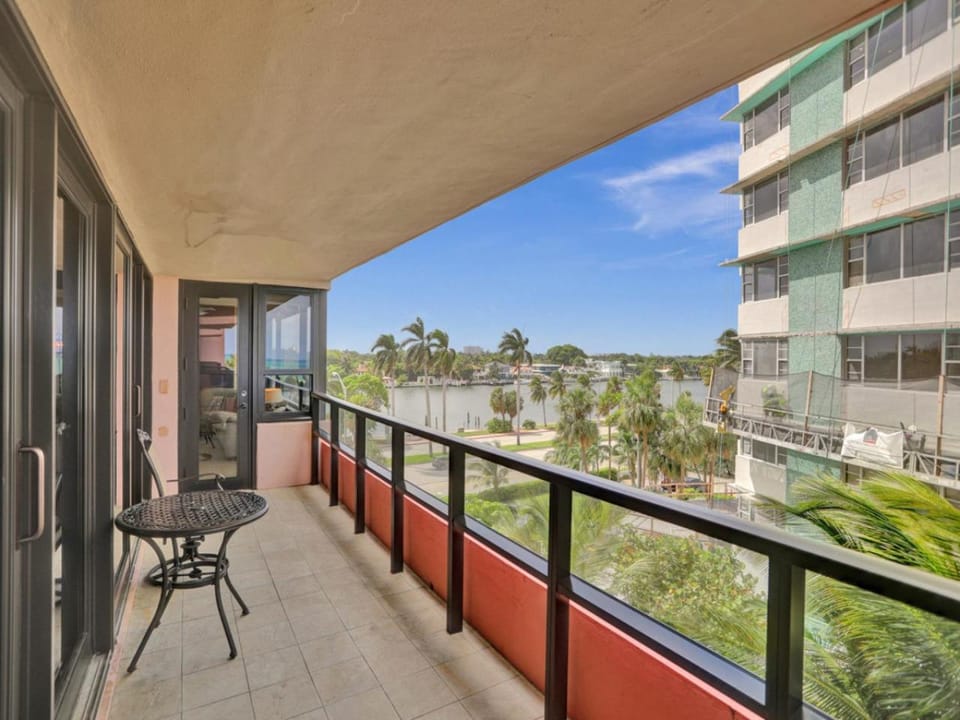 2 Bedroom Condo with Resort Amenities, Pool and Gym 618 Apartment in Miami Beach
