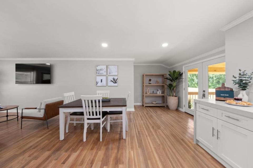 Lakeview Retreat - Family-Friendly - Near Downtown House in Macon