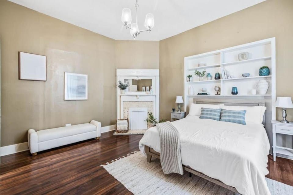 Bed, Seating area, Bedroom