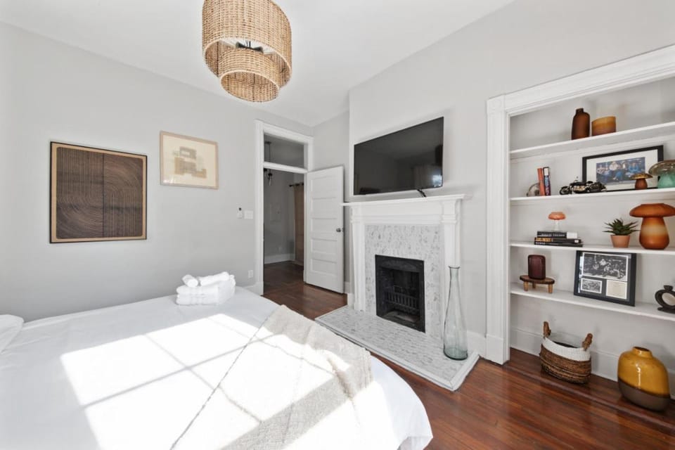 TV and multimedia, Photo of the whole room, Bedroom