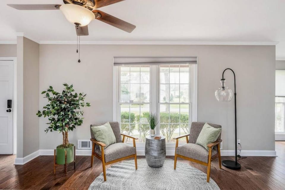 Spacious Family Home - Sleeps 8 - Garage House in Macon