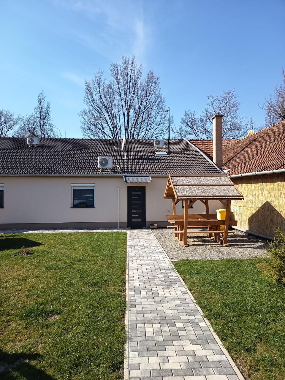 BB64 Apartmanház Apartment in Hungary