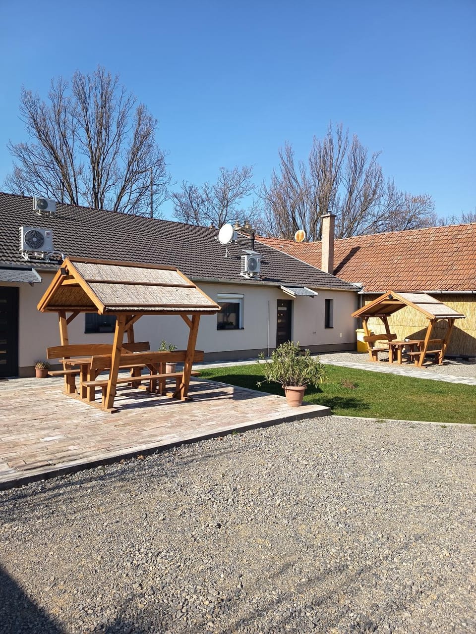 BB64 Apartmanház Apartment in Hungary