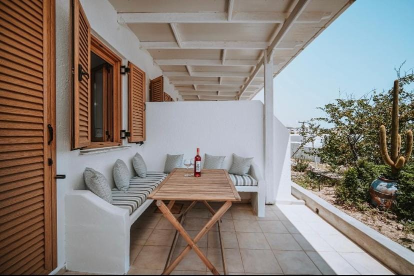 Theros Apartment in Milos