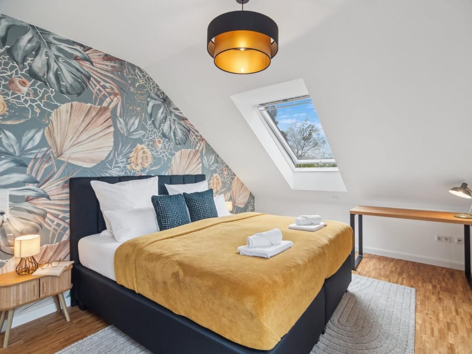 Bed, Photo of the whole room, Bedroom, towels