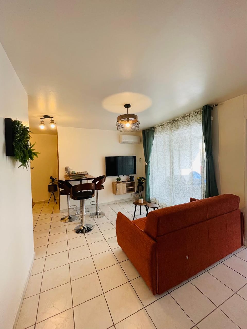 Communal lounge/ TV room, TV and multimedia, Living room, Seating area, Dining area