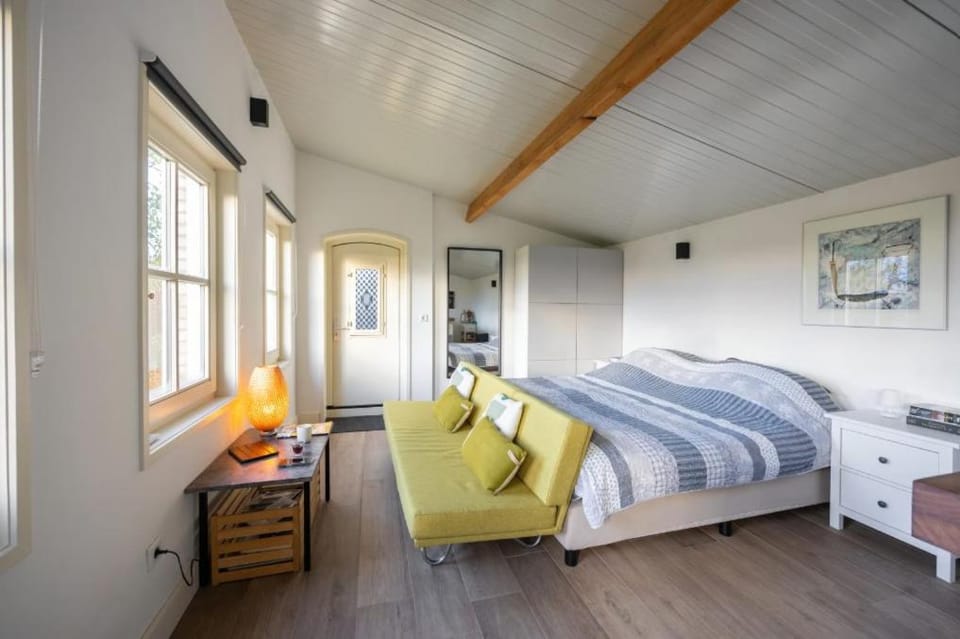 Bed, Living room, Photo of the whole room, Bedroom