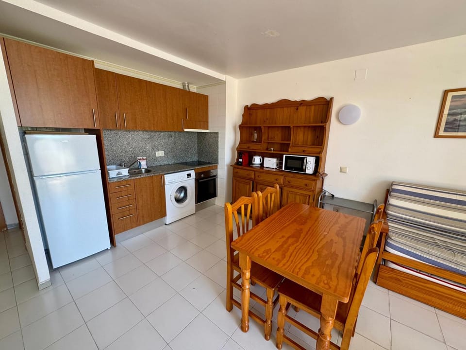 Kitchen or kitchenette, Dining area, oven, stove